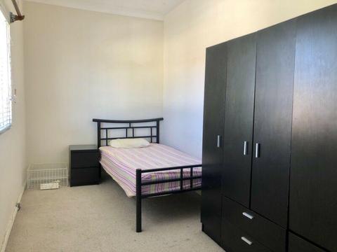 Lidcome room for rent, house share. Close to train station