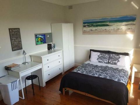 Double room in family home near Manly