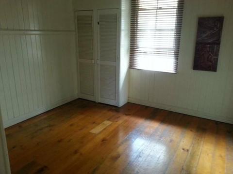 ROOM TO LET SOUTHPORT, HANDY TO CBD, TAFE TRANSPORT