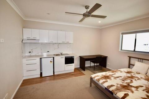 Luxury Large Furnished Studio Room with Ensuite/Kitchen in Annerley