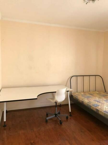 ONE BEDROOM IN LOCKLEYS - SUIT STUDENTS AND YOUNG PROFESSIONALS