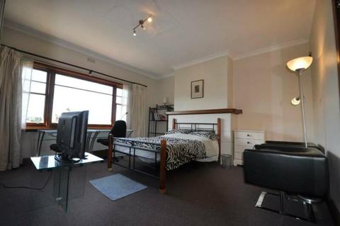 Double rooms in upmarket share house near Utas with stunning views