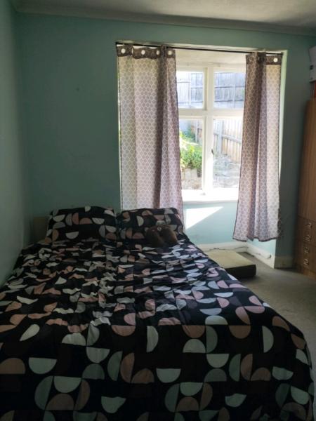 Large single room in Sandy bay for reduced price of $120