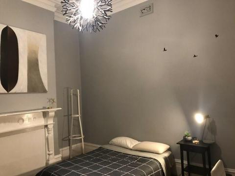 Clean and large inner city private room 1min to train station