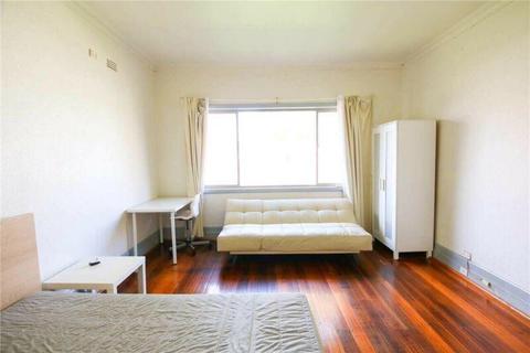 two room for rent in chadstone near train station monash caufield