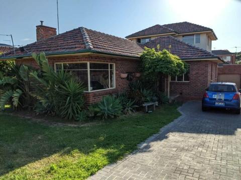 Medium size unfurnished room for rent close to CBD (pascoe vale south)