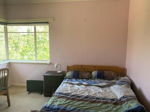 One room in a share house ,Close to Caulfield,Chadstone. 20 m to city