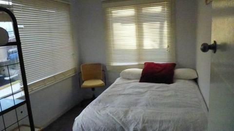 Nice little room with great air-conditioner