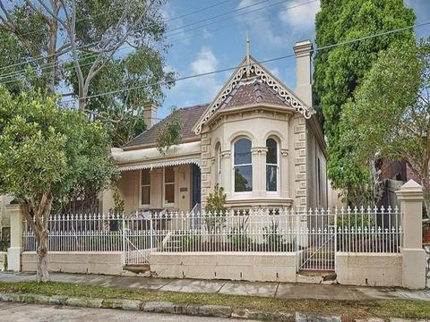 A Victorian Elegance Beauty in the Innerwest! Close to everything