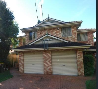West Ryde station, public school two story 3 bedroom duplex for rent