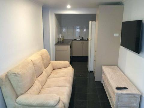 Two Bedroom Flat - Fully Furnished & Close to Griffith Campus