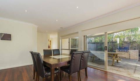 1x ROOM FOR RENT - in Highton, 4 bathrooms, 12 carparks all bills