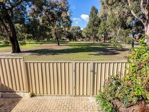 PERFECT HIDEAWAY - 3 Beds &1 Bath, 1 wc, Rear gate open to the Park