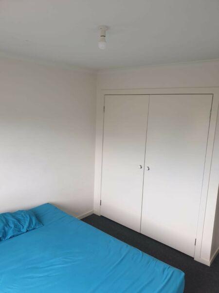 Room for rent in Tarneit central at Kambah street, tarneit