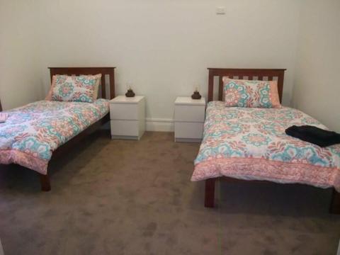 Hotel style two rooms (4 beds) in Bentleigh for share