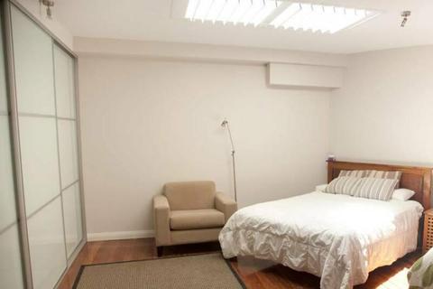 Bronte - Spacious, Clean and Quiet One Bedroom Apartment