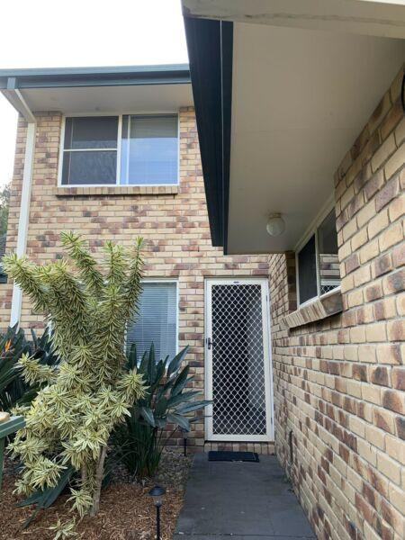 3brm town house Robina to rent