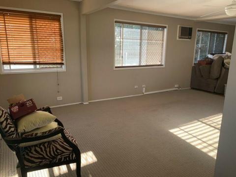 Dual living UPSTAIRS $300 pw