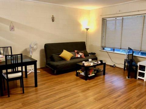 10min to city flat room for rent