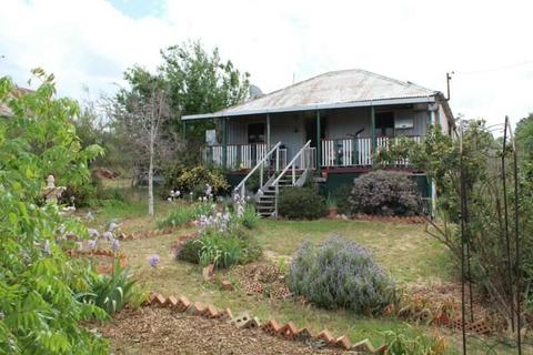 Escape to the country! 1.5 Acres with Charming Old Timber House