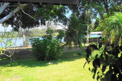 Large airconditioned relocatable home on the Tweed river at Chinderah