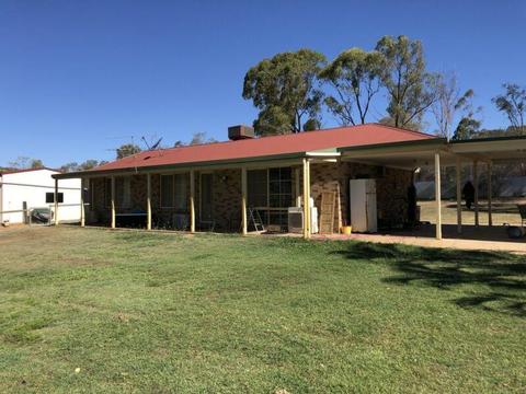 10acres, large sheds, horse shelters , 3 bed house In Emerald Qld