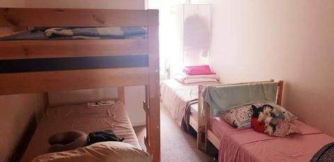 SHARED ROOM IN DOCKLANDS - $625 PER MONTH (BILLS INCLUDED)