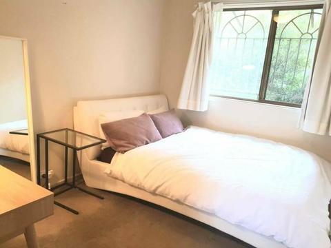 Room available in beautiful Paddington - available now