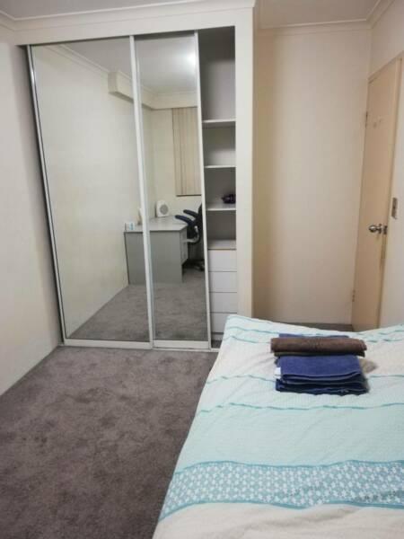 Bedroom beside Parramatta park, free gym, swimming pool, Spa, Sauna