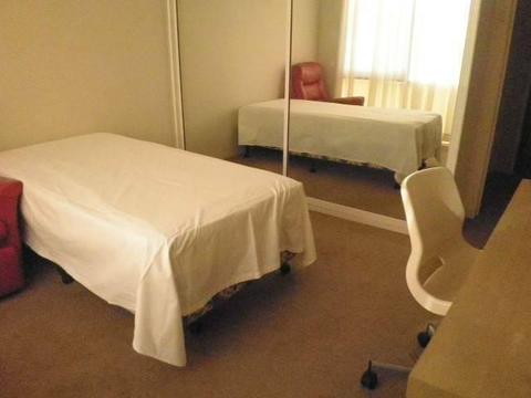 Dee Why 1 bed room available for single tidy lady or under 28yo male