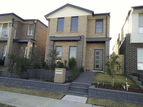 Room available in brand new house in Kellyville
