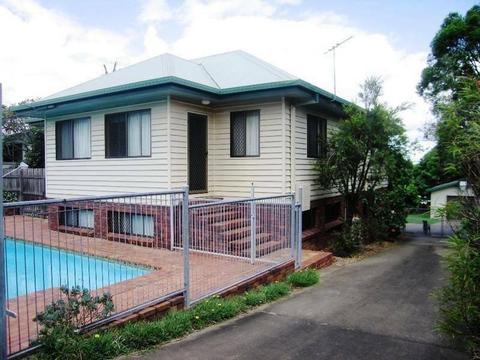 Two rooms, walk to Griffith Uni and QEII hospital, 10km to CBD