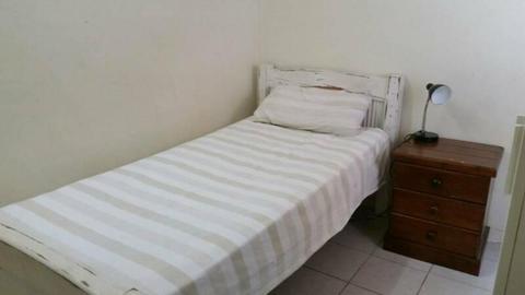 Single rooms SHAREHOUSE walk to town FREE WIFI quite