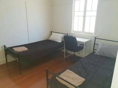 RENT A STUDENT SHAREROOM - SOUTHPORT - GOLD COAST- FRIENDS / COUPLES