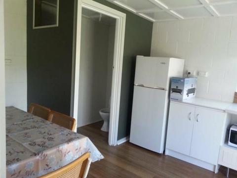 Granny flat, great location, reverse aircon $215/W bills included