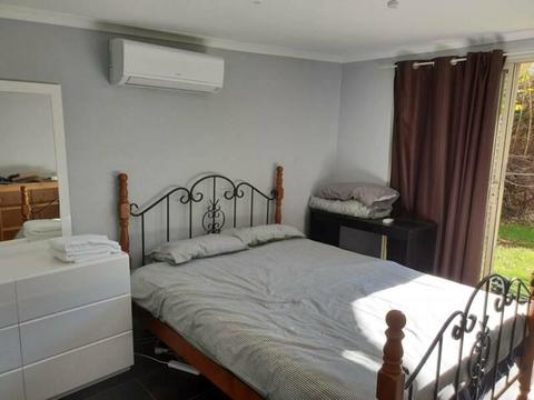 Furnished room for rent in Bedford Park, accommodation