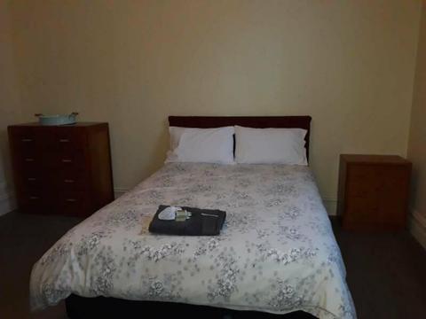 Large fully furnished room in Mile End