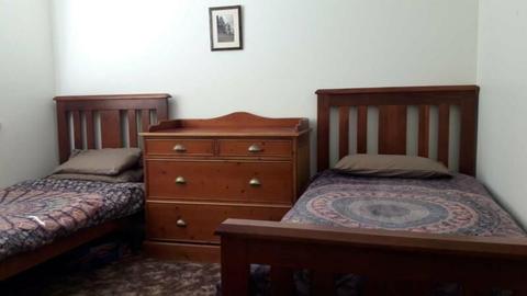 2 rooms to rent in Deloraine