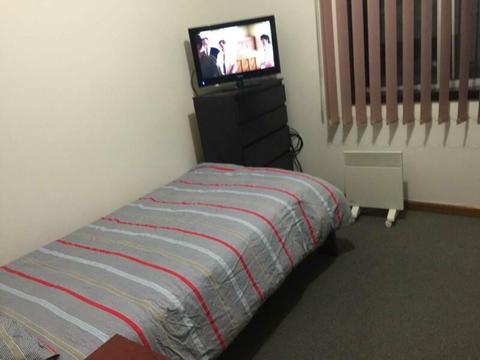 FURNISHED PRIVATE ROOM CLOSE TO PUBLIC TRANSPORT INCLUDING BILLS