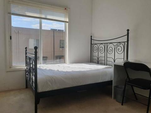 (City) Private room & couple room available on William Street