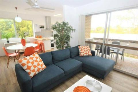 FURNISHED SLEEPS MAX 4 AIR CON WALK TO UNI ONLY $480PW