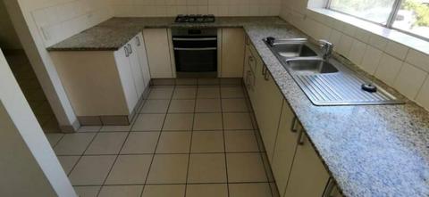 Indooroopilly 3 bedrooms Apartment for rent/ Near shopping centre
