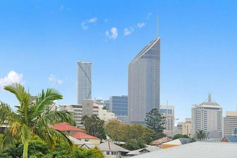 Two bedroom Unit in the heart of Woolloongabba with city views!