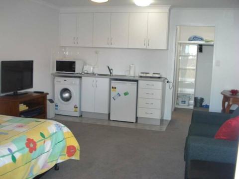 FURNISHED STUDIO UNIT, WEST MACKAY FOR SOLO LIVING