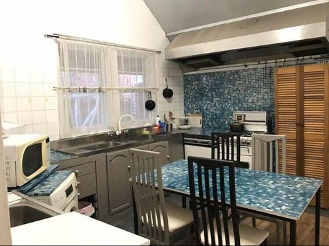 3 Bedroom house with furniture & WIFI, 3 mins walk to Bentleigh statn