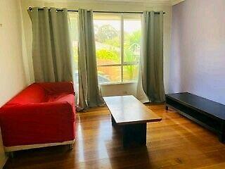 3 room Unit for Rent! Close to Deakin and shopping center