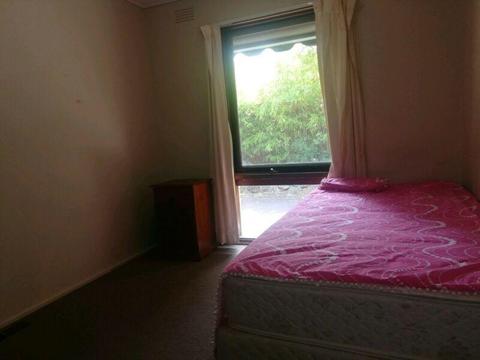 Rooms available in Glen Waverly