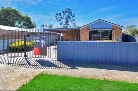 Fantastic 3 bedroom brick home on a low maintenance 353m2 block!