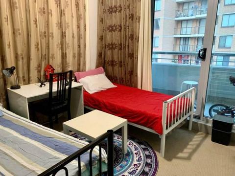 2 Female (Asian only) master room in city near town hall stations