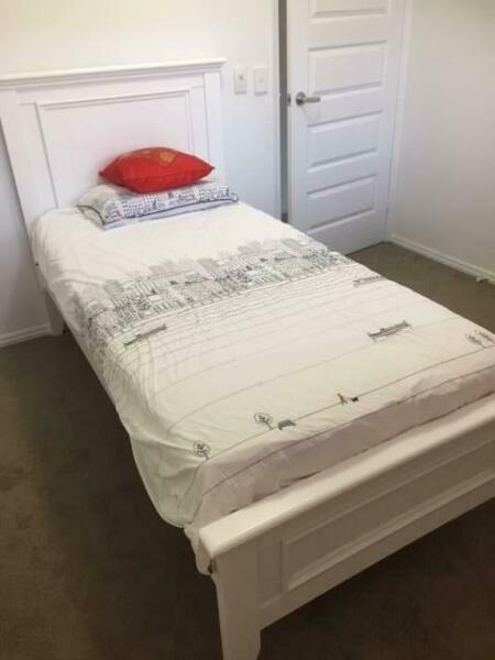 Furnished room suitable for student boarder in Worongary